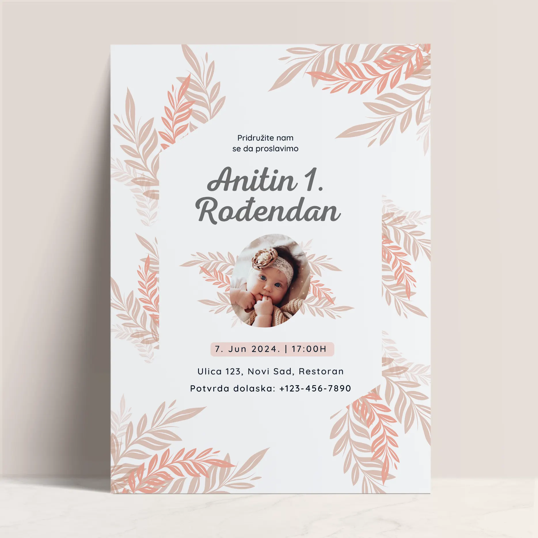 Pozivnica za Prvi Rođendan Devojčice sa Nežnim Tonovima i Fotografijom